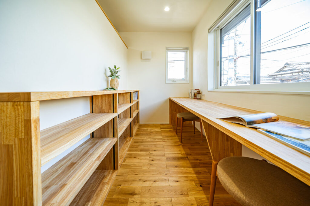 本と過ごす時間が楽しくなる大容量の本棚　お子様のスタディーコーナーを２階ホールに計画<br />
