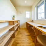 本と過ごす時間が楽しくなる大容量の本棚 お子様のスタディーコーナーを2階ホールに計画