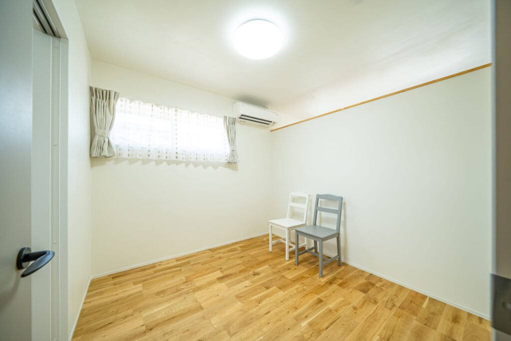 お子様の部屋　天井近くの抜けがホールとやさしく繋ぎ、空調の効率を高めます