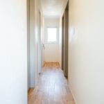 2階無垢床の廊下 採光+通風を考慮した窓