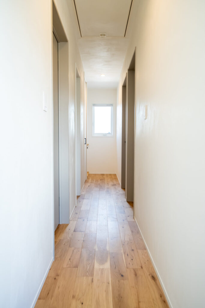 ２階無垢床の廊下　採光＋通風を考慮した窓