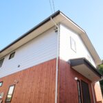 杉板とガルバリウム鋼板の外壁
