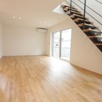 落ち着いた雰囲気のリビングとリビング階段。