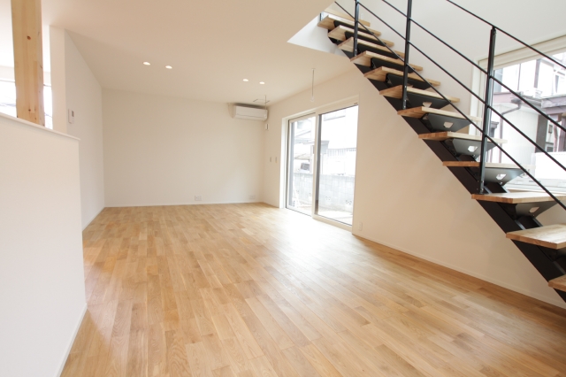 落ち着いた雰囲気のリビングとリビング階段。<br />