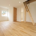 広々としたフリースペースにロフトにつながる階段。
ロフトへの階段は格納可能で普段は階段もなくスッキリ