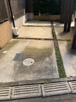 駐車場の草目地、コンクリートでスッキリ！お手入れラクに♪