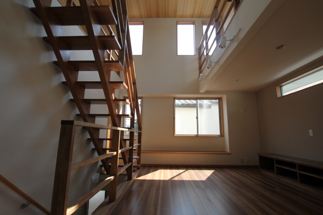 天井が高く非常に開放感のあるリビングになっております。