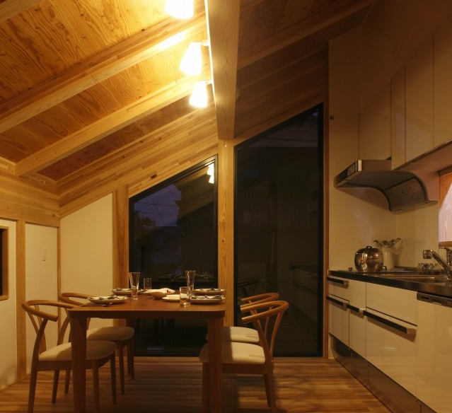 勾配天井に合わせた、斜めの窓が特徴です。