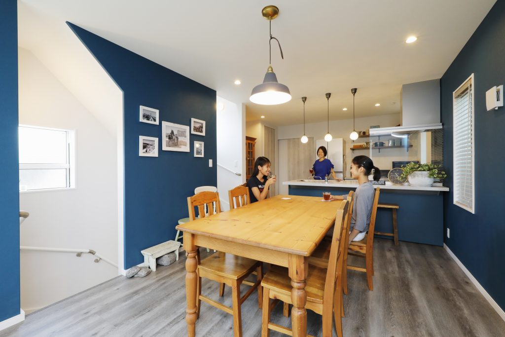 ダイニングに続く開放的なキッチン。自然と楽しい会話が弾みます。<br />
