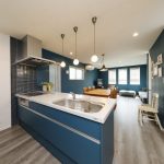 壁とキッチンの色をコーディネートし、デザイン性の高い空間が完成しました。
軽いお食事やカフェタイムに、対面式カウンターキッチンを採用しました。