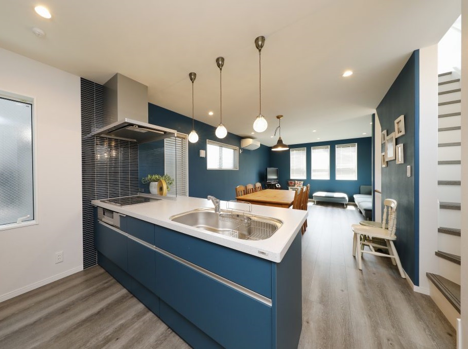 壁とキッチンの色をコーディネートし、デザイン性の高い空間が完成しました。<br />
軽いお食事やカフェタイムに、対面式カウンターキッチンを採用しました。