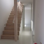 白色の空間に、木の柱に木の階段。
オシャレで温かみを感じます。