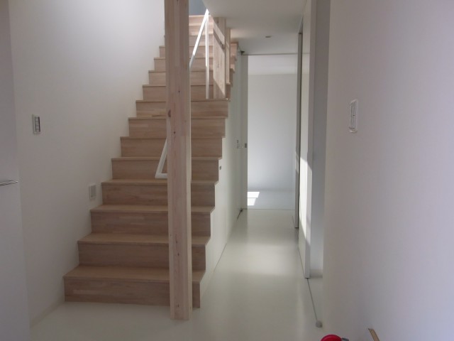 白色の空間に、木の柱に木の階段。<br />
オシャレで温かみを感じます。