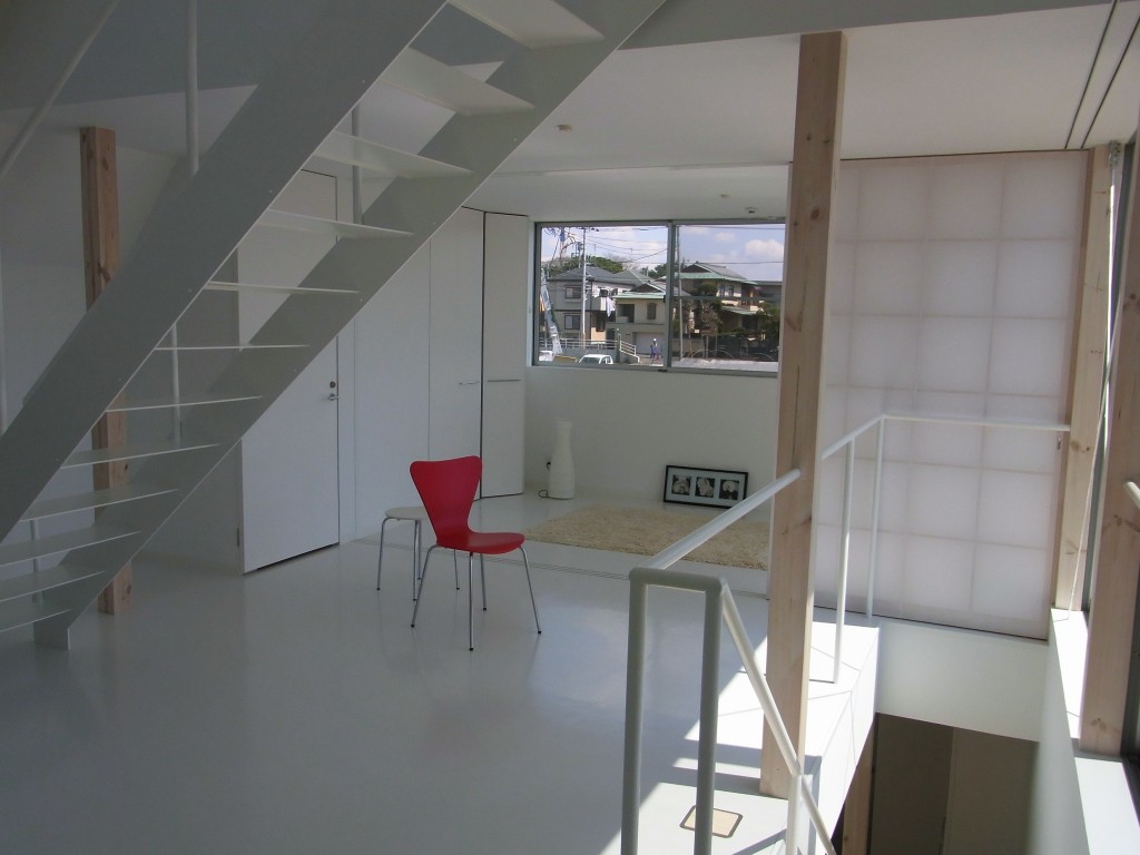 デザイン性の高い白を基調とした空間。<br />
部屋の仕切りに和の障子を使用します。