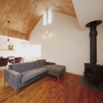 明るい2階のリビングに置かれた薪ストーブ。温かいだけでなく、みんなが集まりやすく、家族で過ごす時間を作ってくれます。

