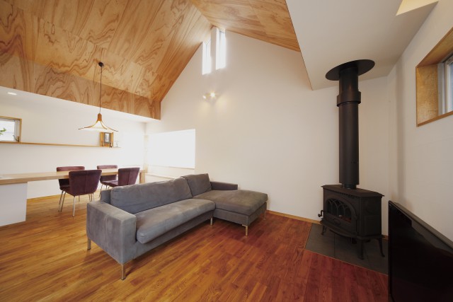 明るい2階のリビングに置かれた薪ストーブ。温かいだけでなく、みんなが集まりやすく、家族で過ごす時間を作ってくれます。<br />
<br />
