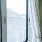 夏の強い日差しに備え、外側にアウターシェードを採用した窓