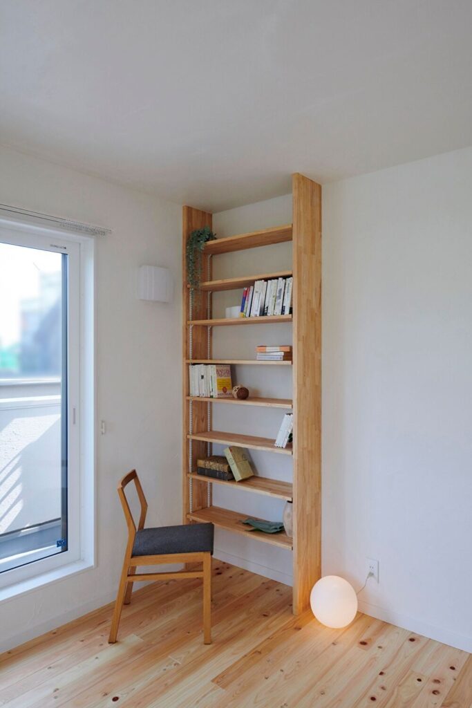 主寝室の造作本棚　自由設計ならではの醍醐味<br />
