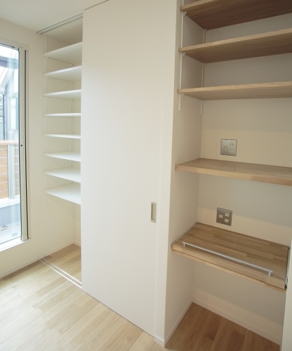 キッチンのバックカウンター収納は造作です。<br />
天窓があるのでキッチンスペースは日中とても明るいです