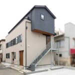 切妻屋根の家が二階建てに乗った様なデザインがユニーク且つ、スタイリッシュ 子世帯の玄関は2階に計画