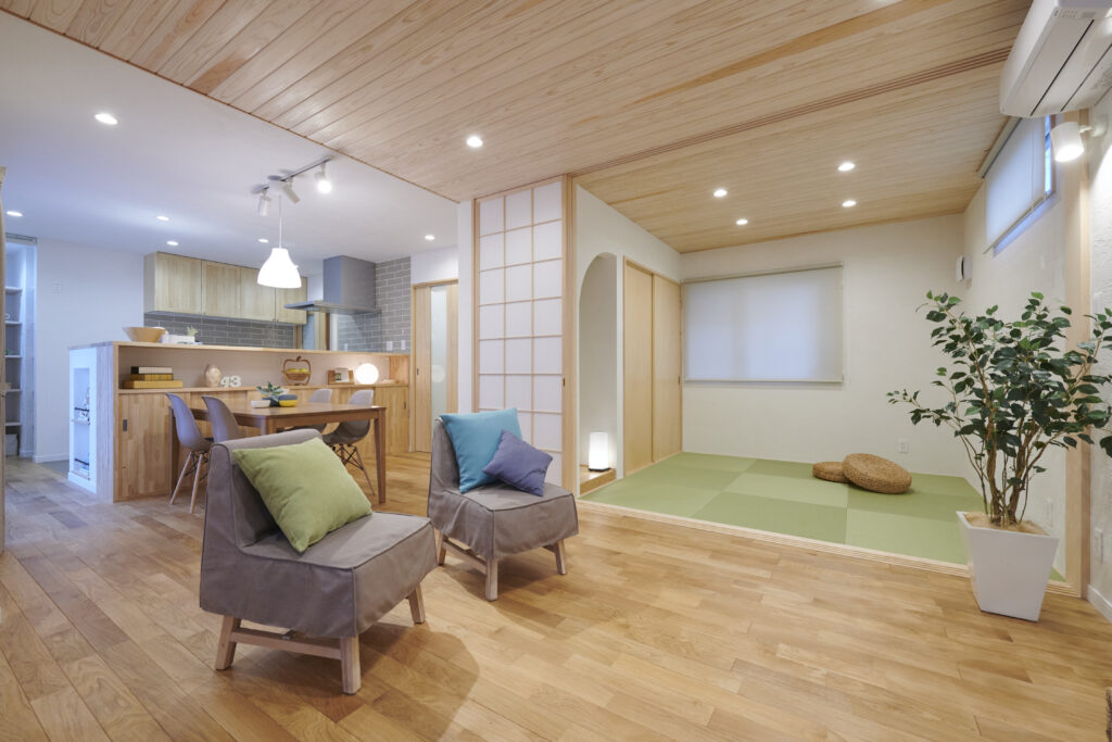 ＬＤＫと和室で繋がる天井には杉羽目板を採用しました
