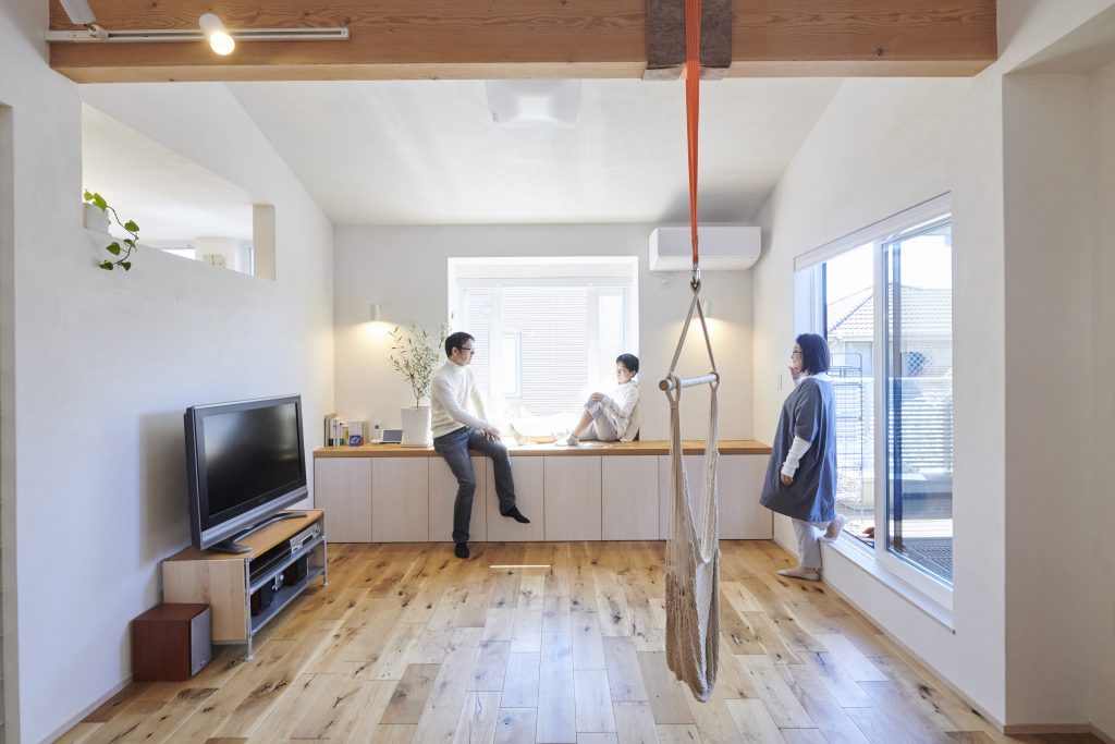 リビングに設えた造り付け家具は<br>
ご家族のコミュニケーションの場に。