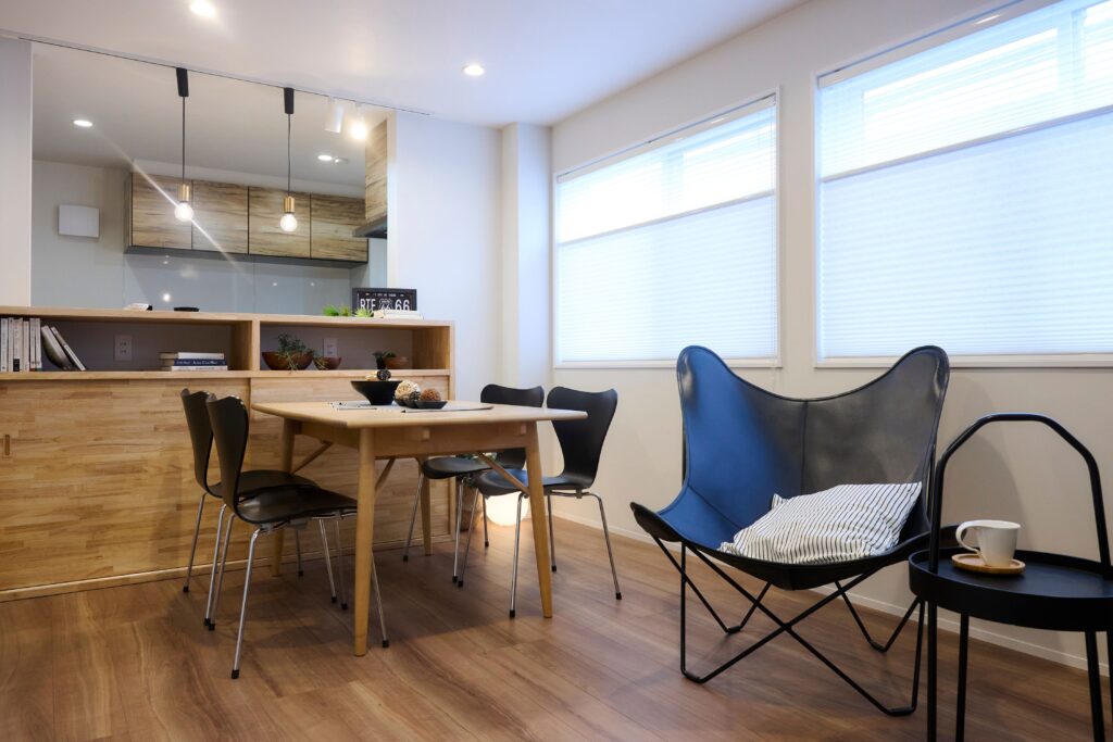 ２階子世帯ＬＤＫ　落ち着いた配色の室内に明るい陽光が差し込みます　陽が落ちた後は調光型の電球のあかりで寛ぎを　