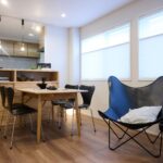 2階子世帯LDK 落ち着いた配色の室内に明るい陽光が差し込みます 陽が落ちた後は調光型の電球のあかりで寛ぎを