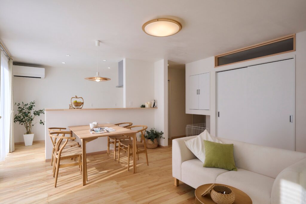 漆喰の柔らかな白と、木目の美しい無垢の床