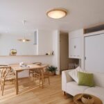 漆喰の柔らかな白と、木目の美しい無垢の床