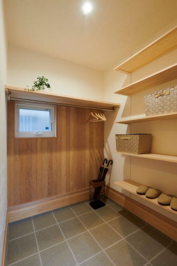 木が香る収納量が豊富なシューズインクローゼット。