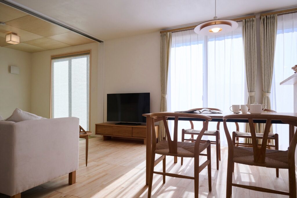 冬のリビング、部屋の奥深くまで柔らかであたたかな陽光が届く