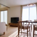 冬のリビング、部屋の奥深くまで柔らかであたたかな陽光が届く