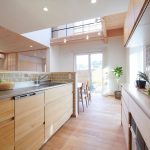 トータルにコーディネートした木製キッチン
