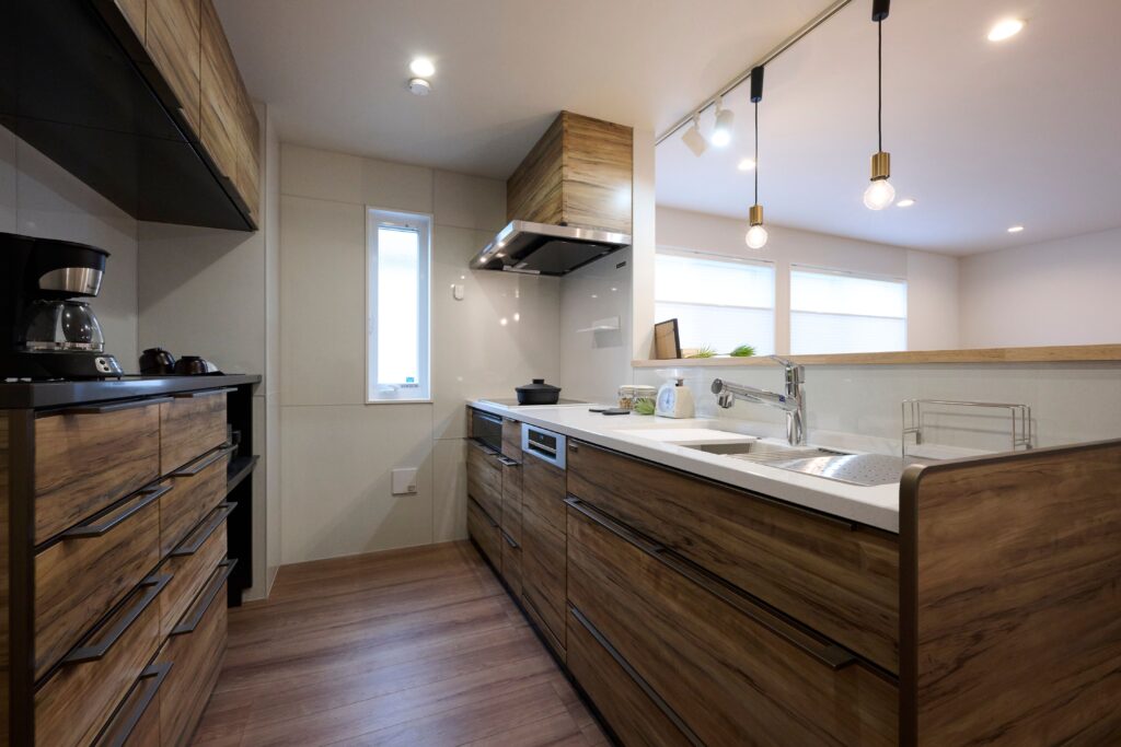 ワイルドな印象が空間に似合うシステムキッチン収納