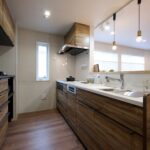 ワイルドな印象が空間に似合うシステムキッチン収納