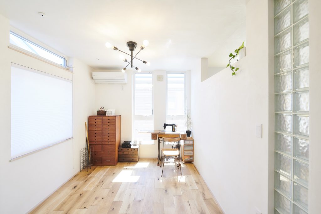 アトリエを兼ねた明るいインナーテラスでは、<br />
アンティークミシンでミシン仕事や絵を描いたり。