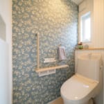 各階のトイレは全て手すり付 それぞれに違うお花柄が、毎日の気分を明るくしてくれる空間