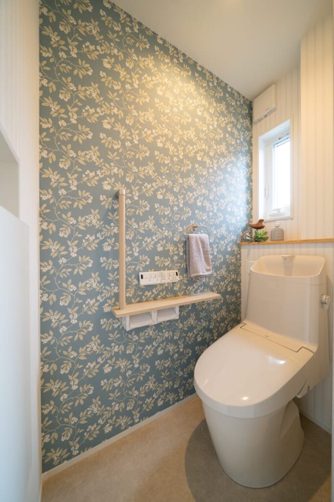 各階のトイレは全て手すり付　それぞれに違うお花柄が、毎日の気分を明るくしてくれる空間