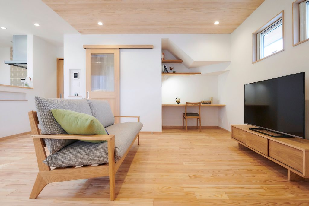 階段下を有効活用したリビングのワークスペース<br />
