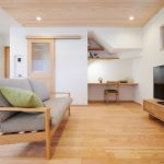 階段下を有効活用したリビングのワークスペース
