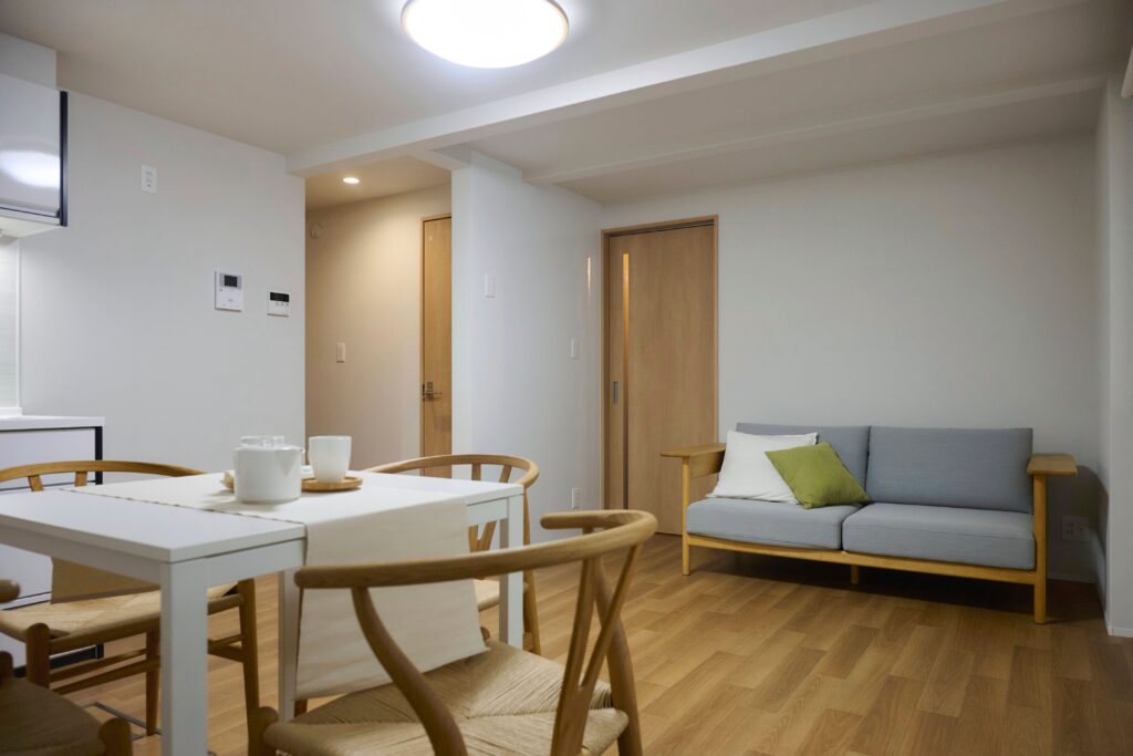 寛ぎの色合い１階親世帯ＬＤＫ　引戸の先は事務所に繋がる玄関