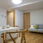 寛ぎの色合い1階親世帯LDK 引戸の先は事務所に繋がる玄関