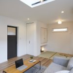 ガラス入り室内ドアの色がお部屋の素敵なアクセントになりました スポット照明もテイストを揃えて