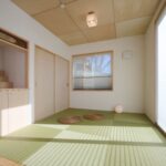 リビングに繋がる和室　手作りのお仏壇（左）と、和紙のスクリーン（右手）