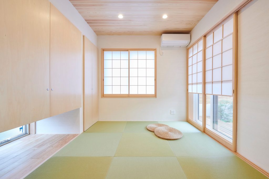 雪見障子から坪庭を望むモダンな和室<br />
