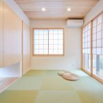 雪見障子から坪庭を望むモダンな和室
