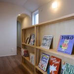 3階各部屋をつなぐ廊下に計画した趣のある造作本棚