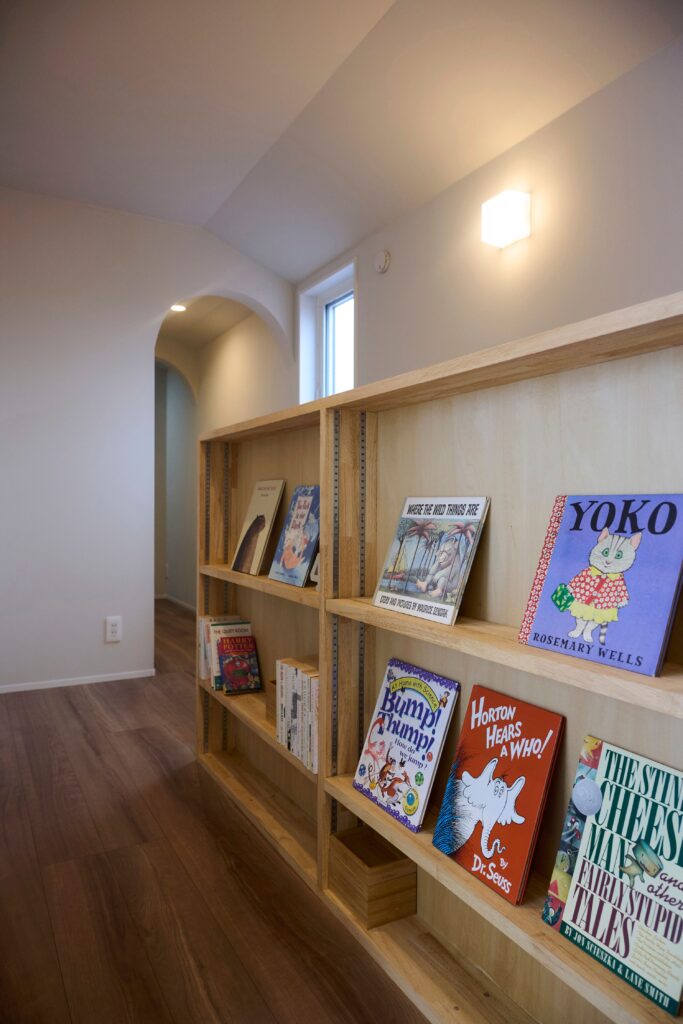 ３階各部屋をつなぐ廊下に計画した趣のある造作本棚