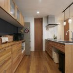 無垢の床に合わせキッチンも天然木でコーディネート 濃いネイビーの壁が空間に奥行きを持たせます